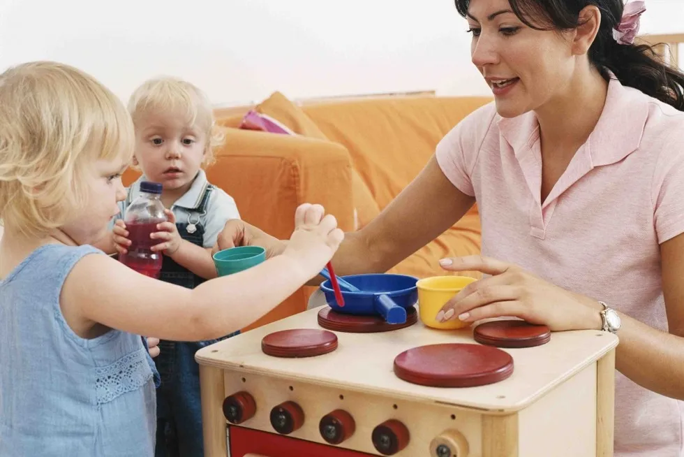 rodzic rozważa żłobek, dziecko w żłobku