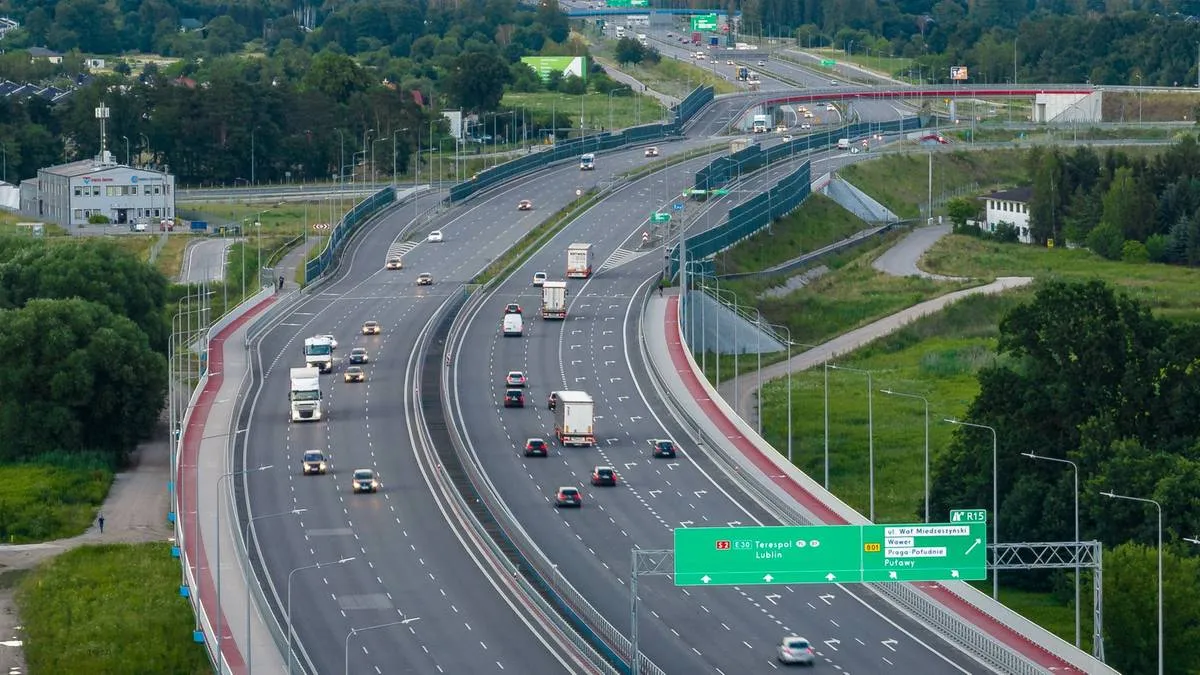 Autostrada A1 w Polsce, widok z lotu ptaka na odcinek z wieloma pasami ruchu