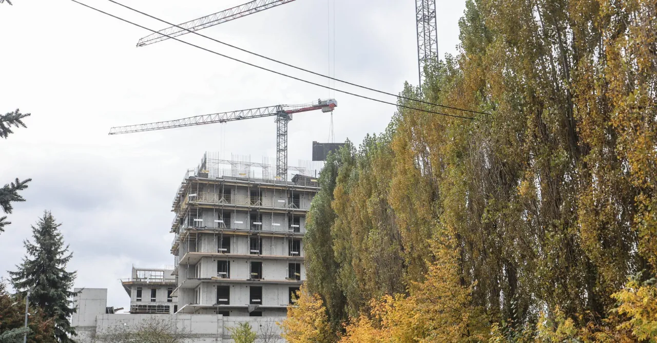 Budowa bloków mieszkalnych z żurawiami w tle. Czy to zapowiedź prawdziwych powodów, dla których deweloperzy masowo wstrzymują budowy w 2026 roku?