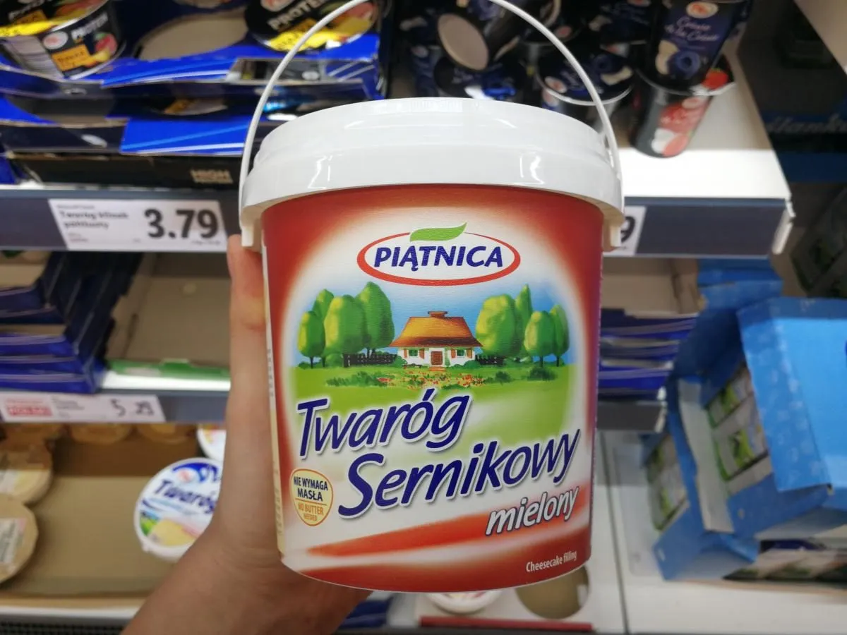 różne rodzaje sera twarogowego w wiaderku