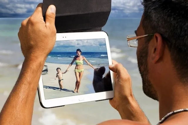 osoba fotografująca dowody nieprawidłowości na wakacjach