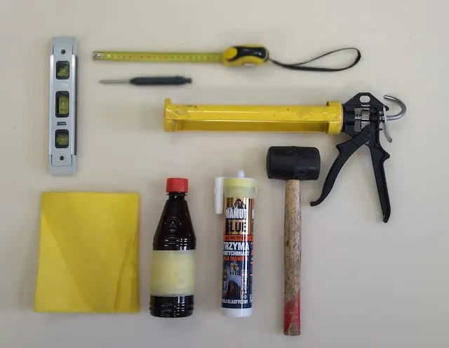 narzędzia do montażu paneli tapicerowanych poziomica klej montażowy