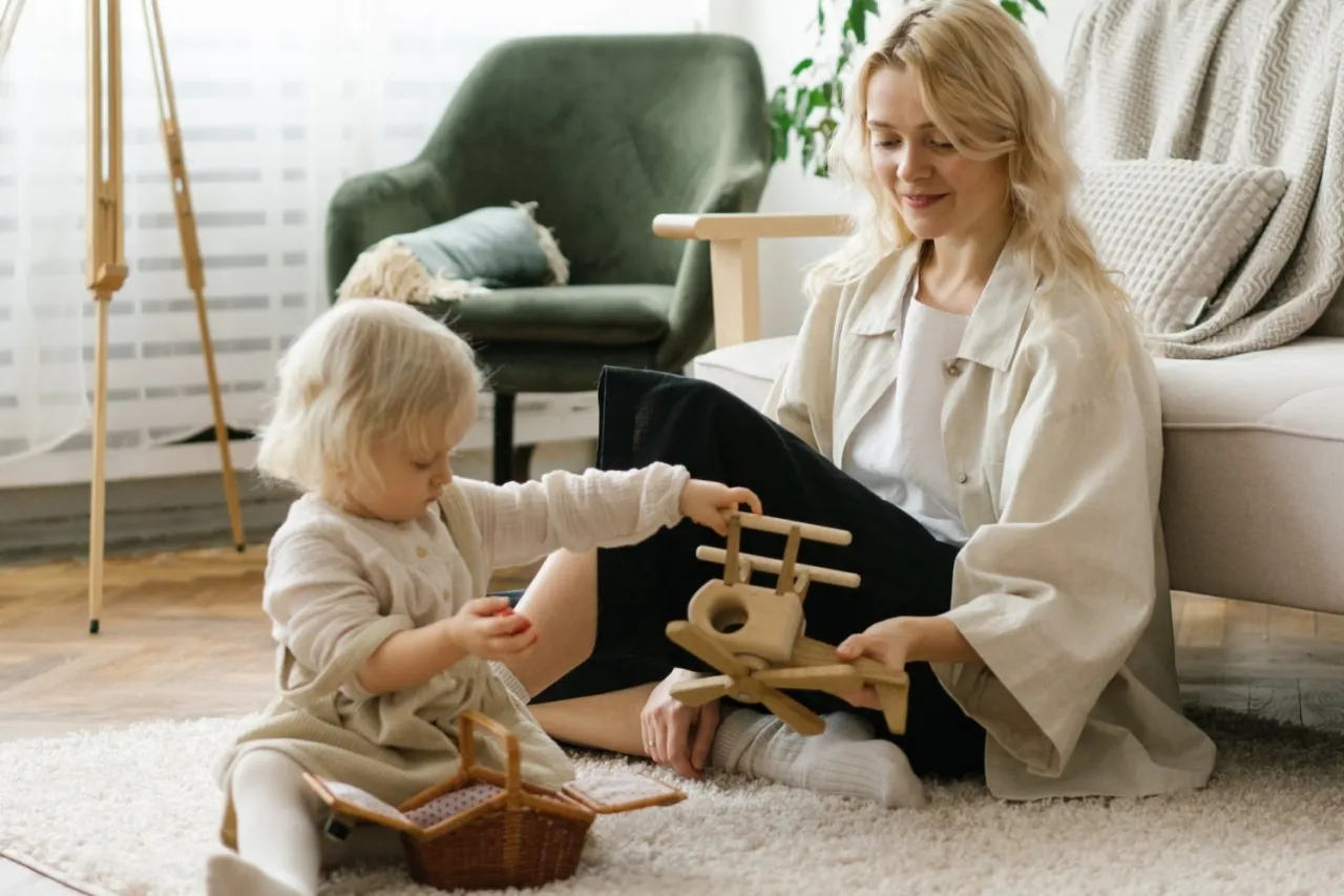 rodzic bawi się z niemowlęciem, wywołując śmiech