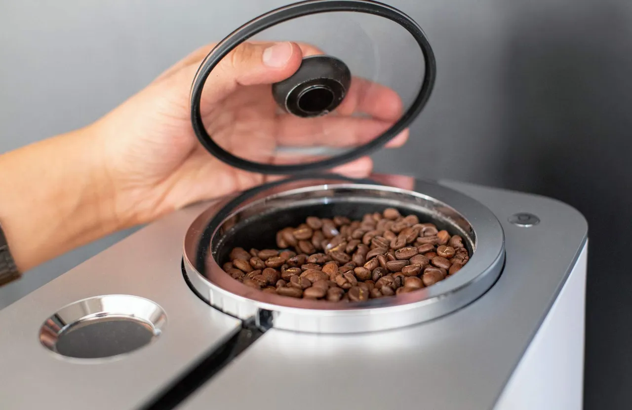 Wbudowany młynek żarnowy w ekspresie do kawy