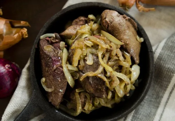 świeża wątr&oacute;bka drobiowa przygotowana do wędkowania