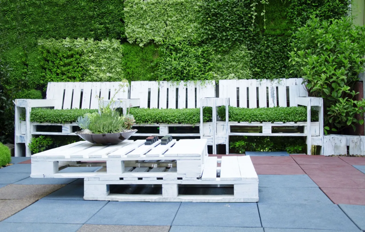 st&oacute;ł ogrodowy DIY z palet inspiracje