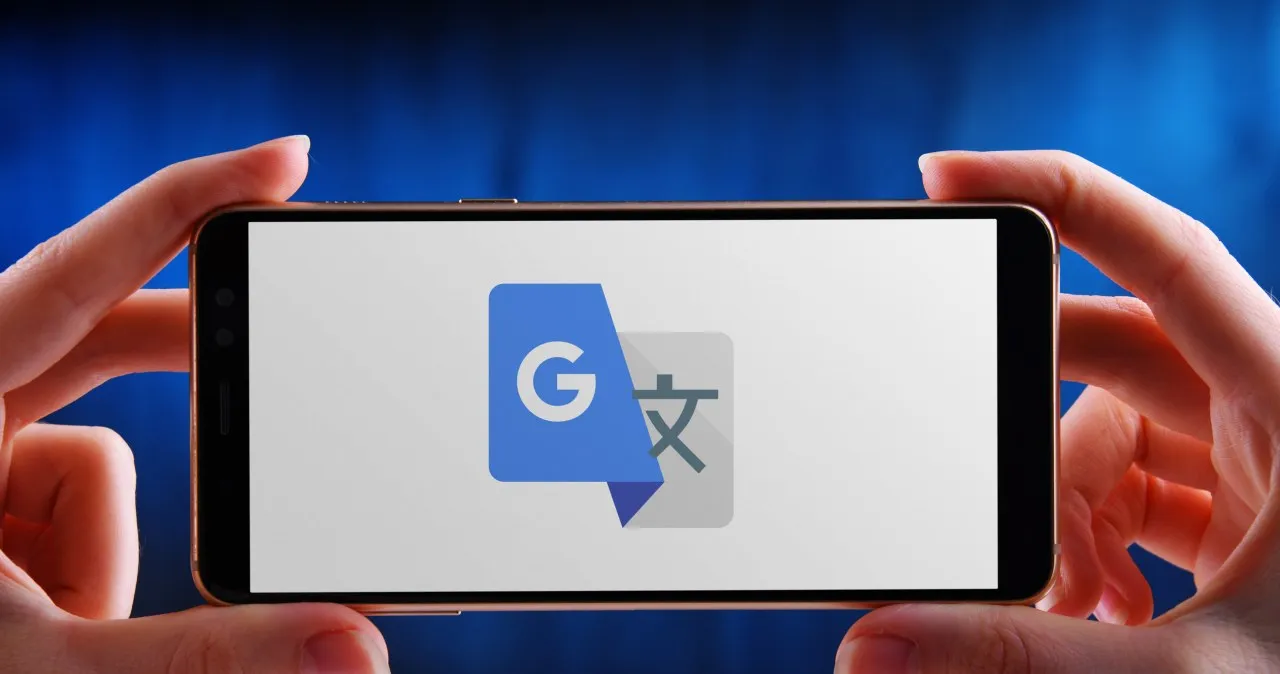 smartfon z wyświetloną przetłumaczoną stroną internetową