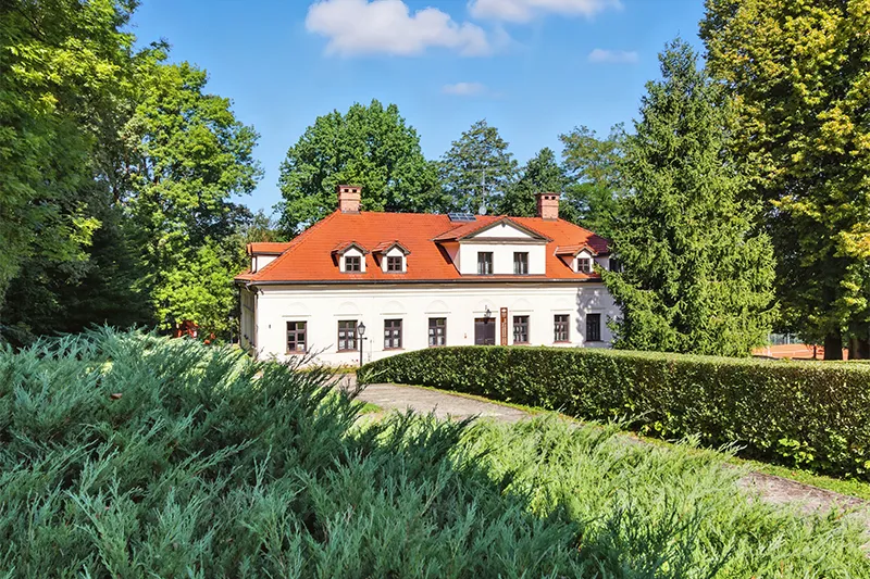 Dw&oacute;r Rychwałd w r&oacute;żnych porach roku