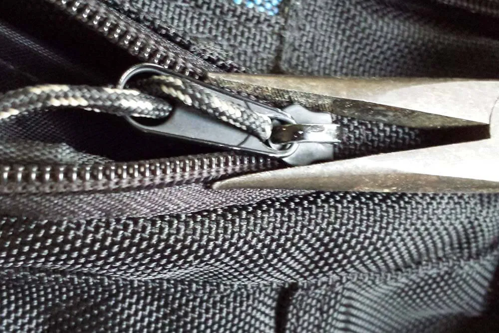 zacięty suwak w walizce