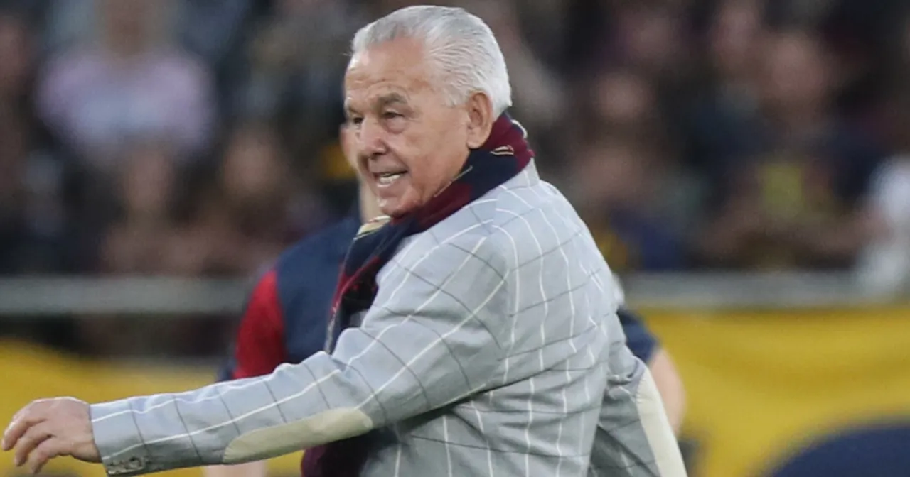 Starszy pan w garniturze i szaliku, przypominający zmarłego wczoraj piłkarza, na tle tłumu.