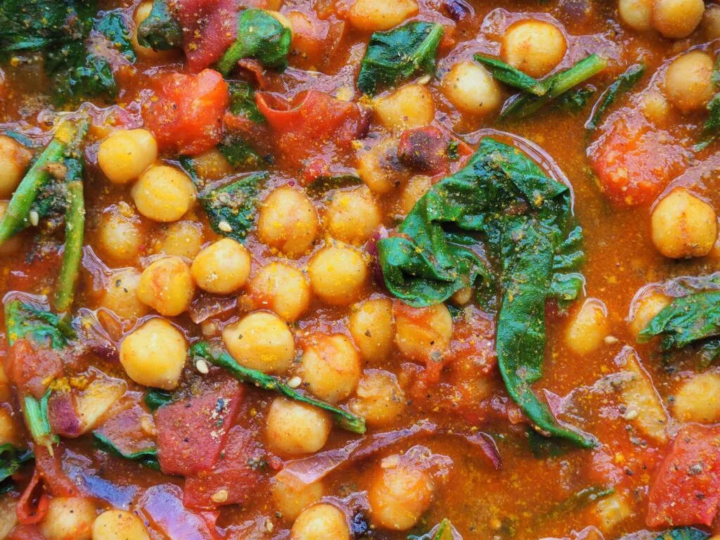 Curry z ciecierzycą i szpinakiem w sosie pomidorowym