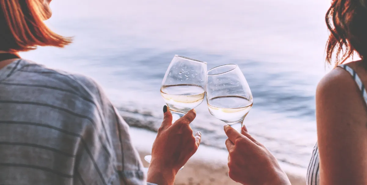 osoba czytająca etykietę wina bezalkoholowego