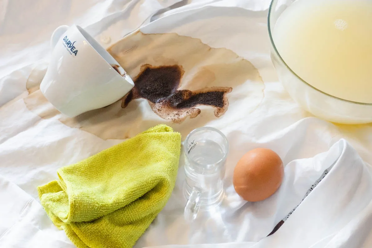 domowe sposoby usuwanie plam z kawy biała bluzka