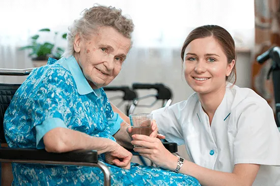 Różne miejsca pracy opiekuna medycznego, szpital, dom opieki, opieka domowa