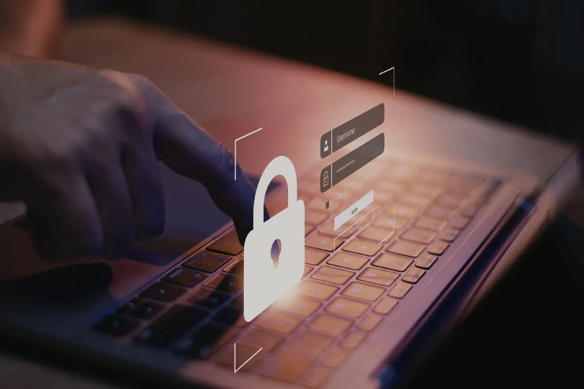 Dłoń wpisuje dane logowania na klawiaturze laptopa, obok widnieje symbol kłódki. Czy lokata mobilna jest bezpieczna?