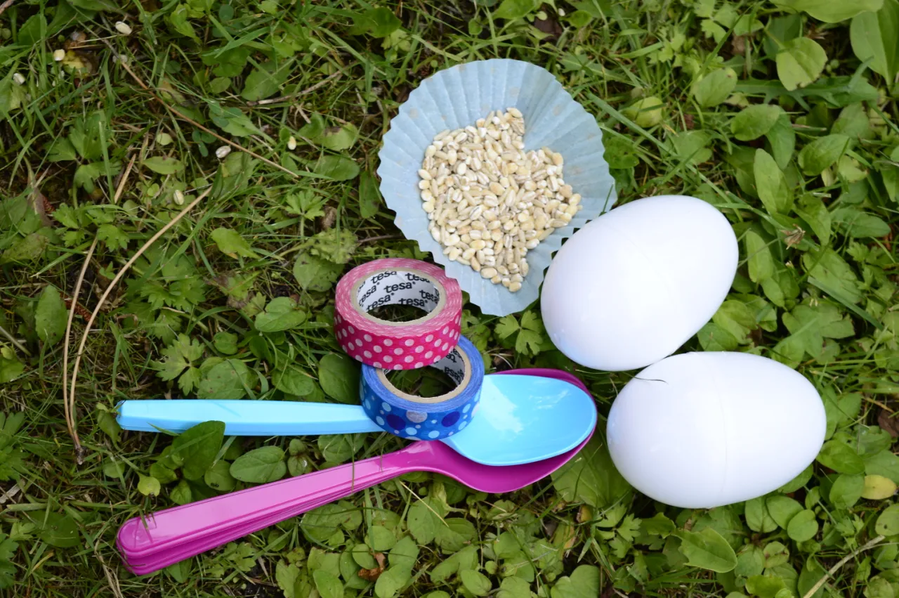 niemowlę słucha grzechotki domowej roboty