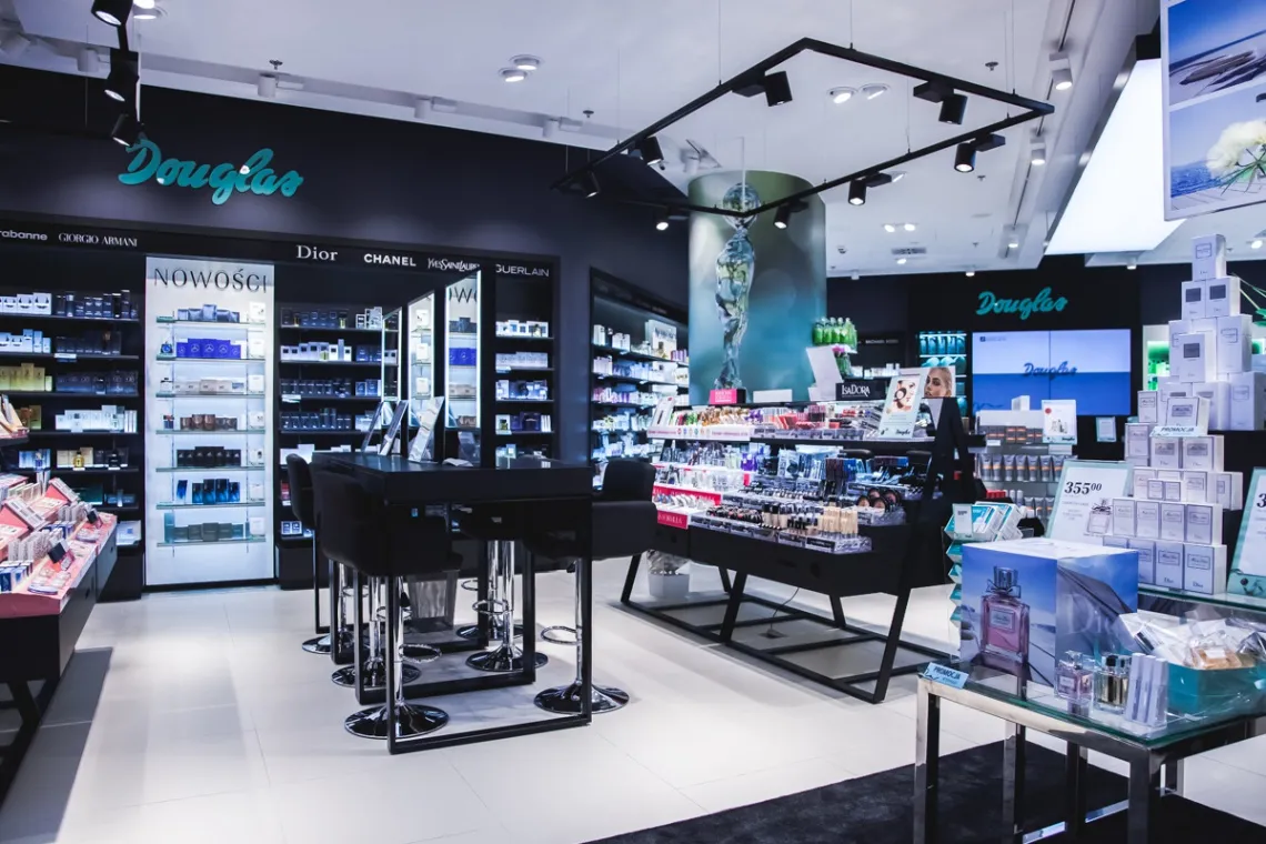 wnętrze perfumerii Douglas z obsługą klienta