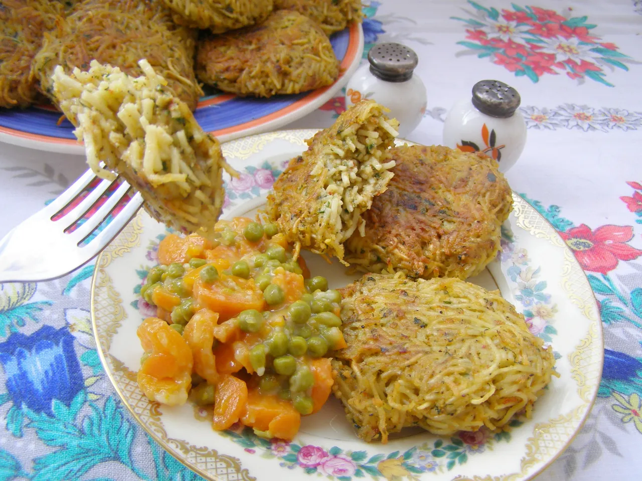 Placuszki z ugotowanego makaronu nitki, podane z marchewką i groszkiem. Świetny pomysł, co zrobic z ugotowanego makaronu nitki!