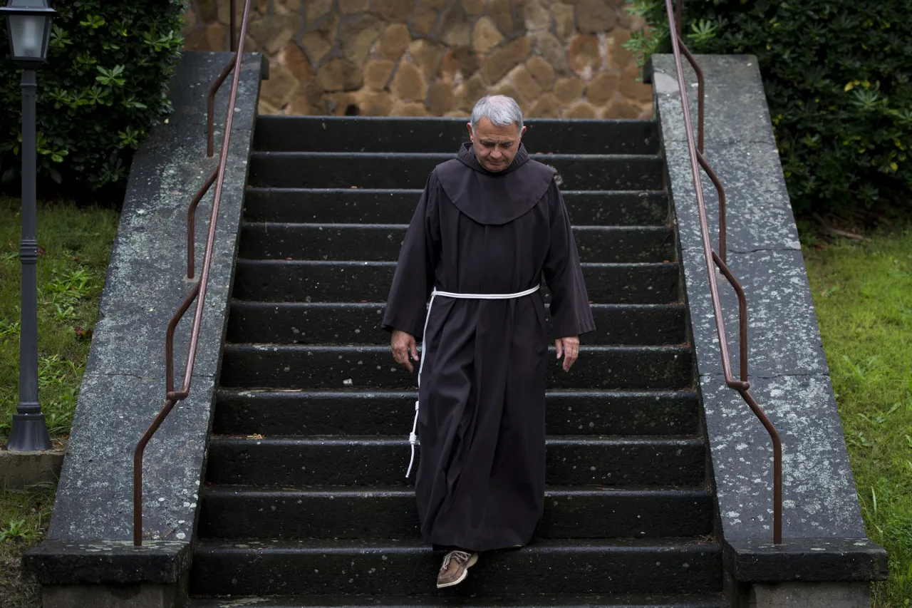 ksiądz diecezjalny i zakonnik porównanie