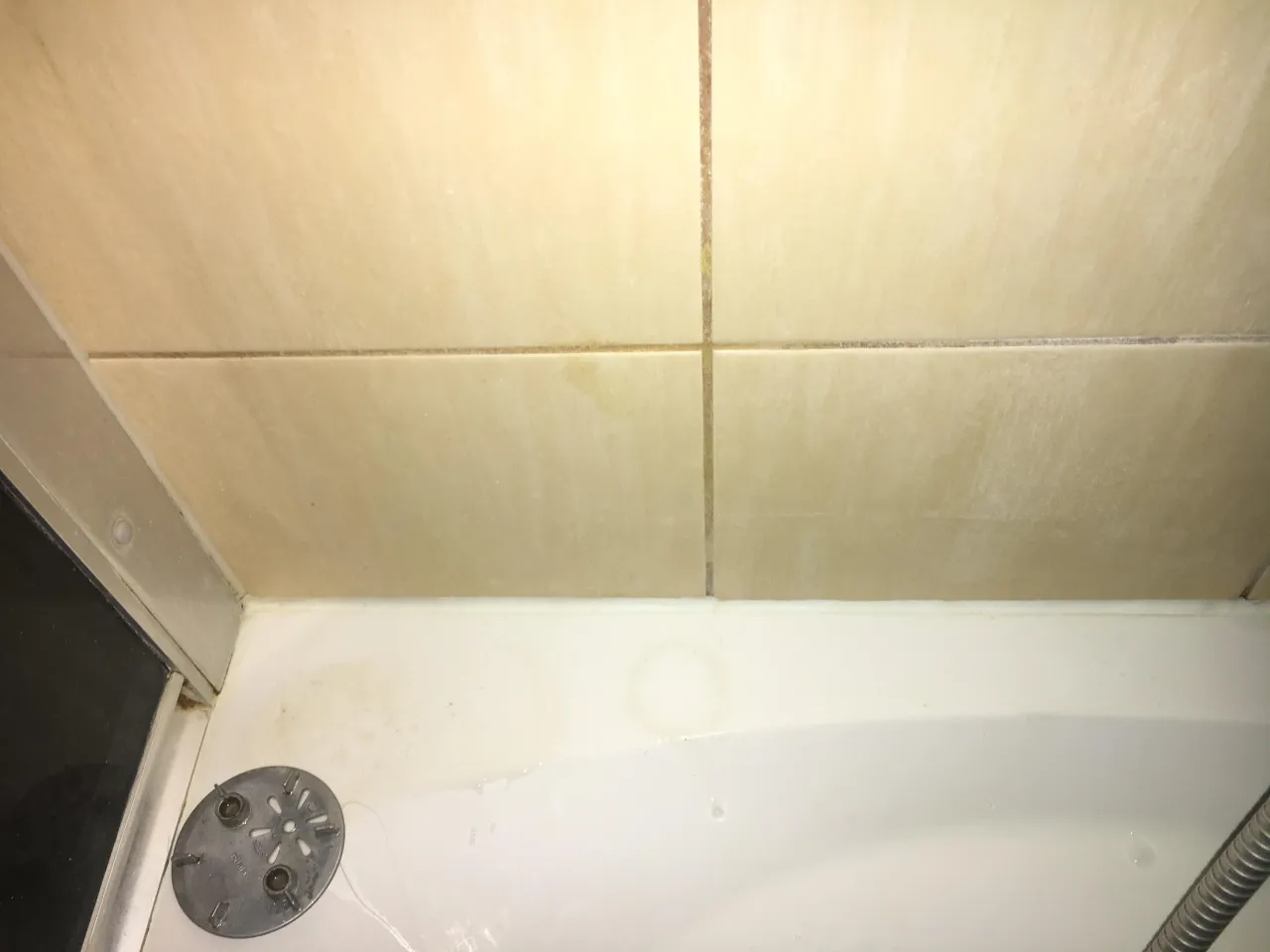 Nieszczelność brodzika prysznicowego i jej skutki