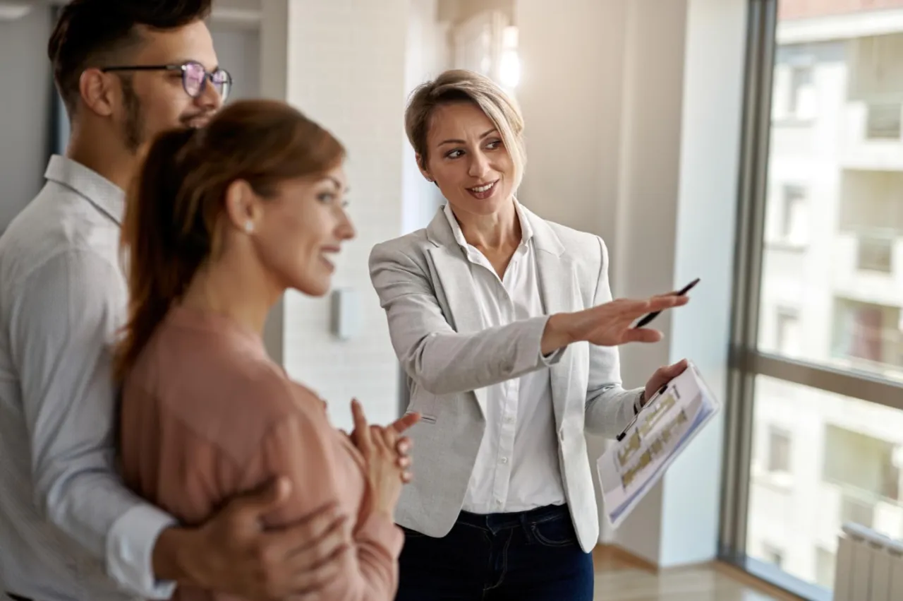 agent nieruchomości rozmawia z klientem