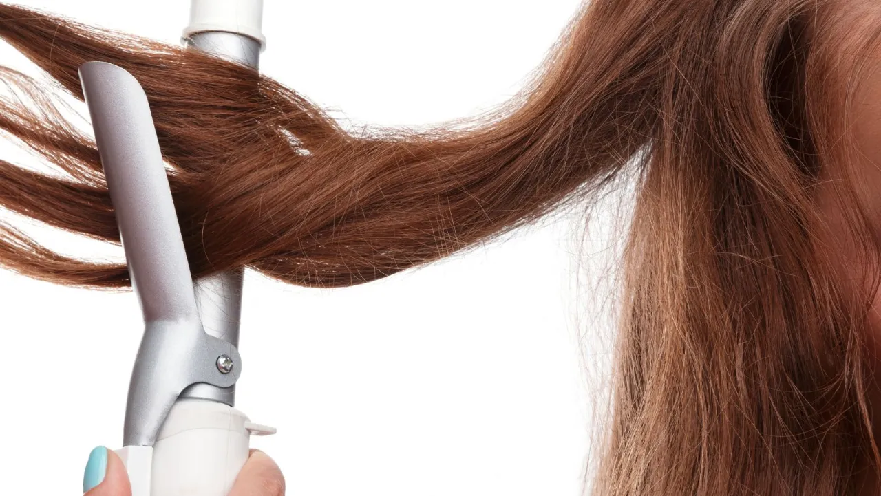 kręcenie włosów prostownicą krok po kroku