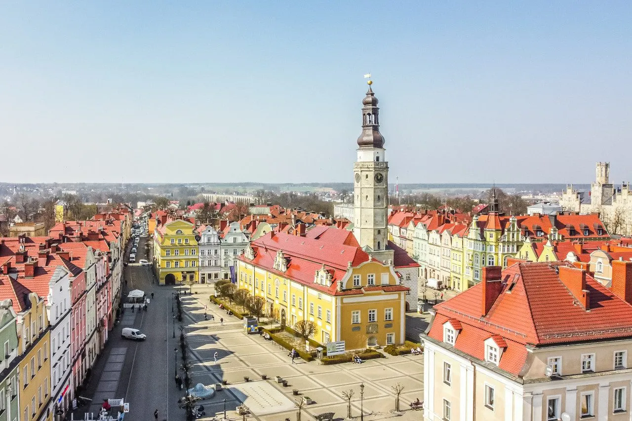 Rynek w Bolesławcu, gdzie leży to urokliwe miasto, z ratuszem i kolorowymi kamienicami.