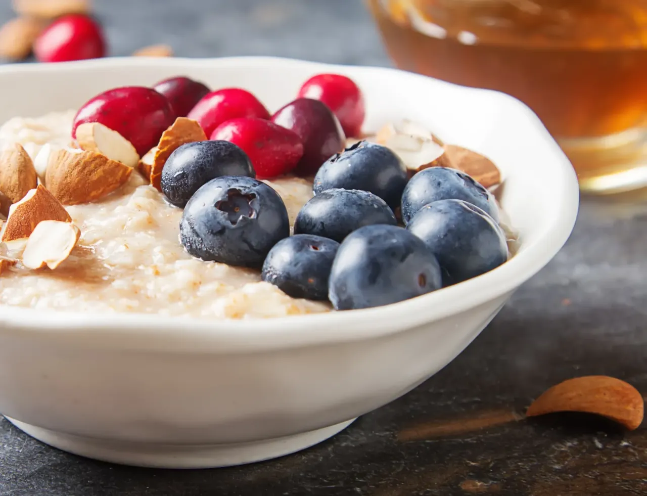 Składniki do zdrowej owsianki (owoce, orzechy, nasiona)