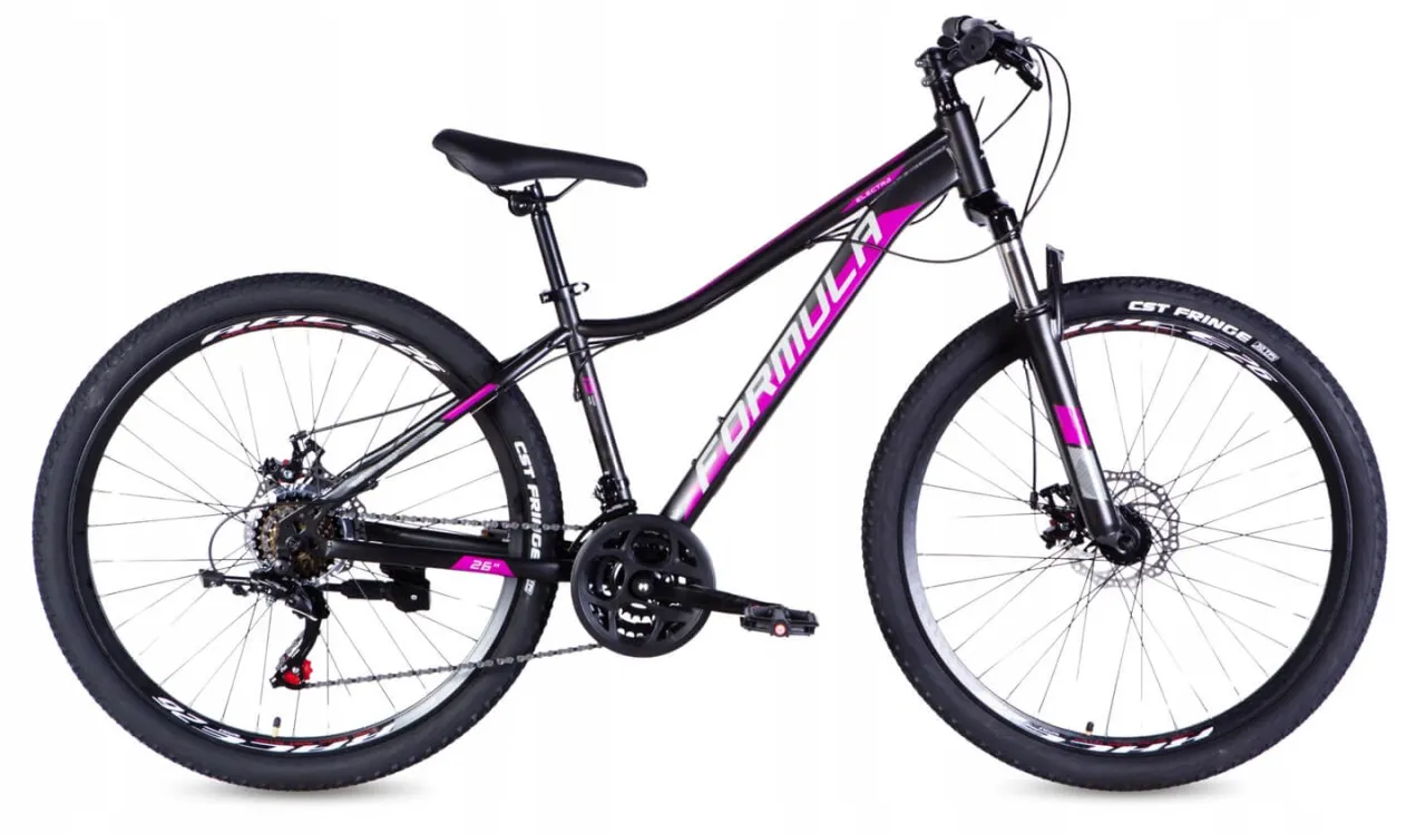 Czarny rower g&oacute;rski z r&oacute;żowymi akcentami, idealny jako rower dla 13 latka. Ma amortyzowany widelec i hamulce tarczowe.