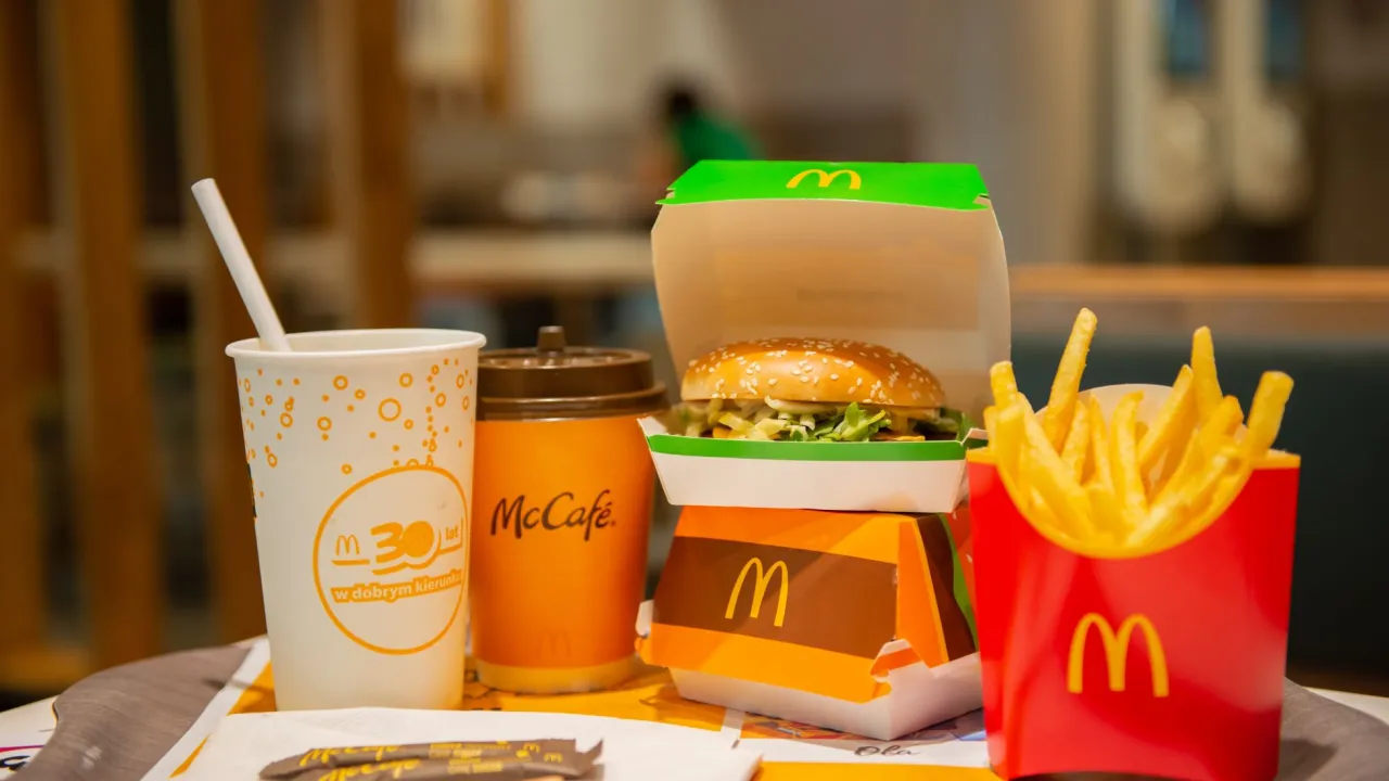 Hamburger na talerzu z frytkami i napojem