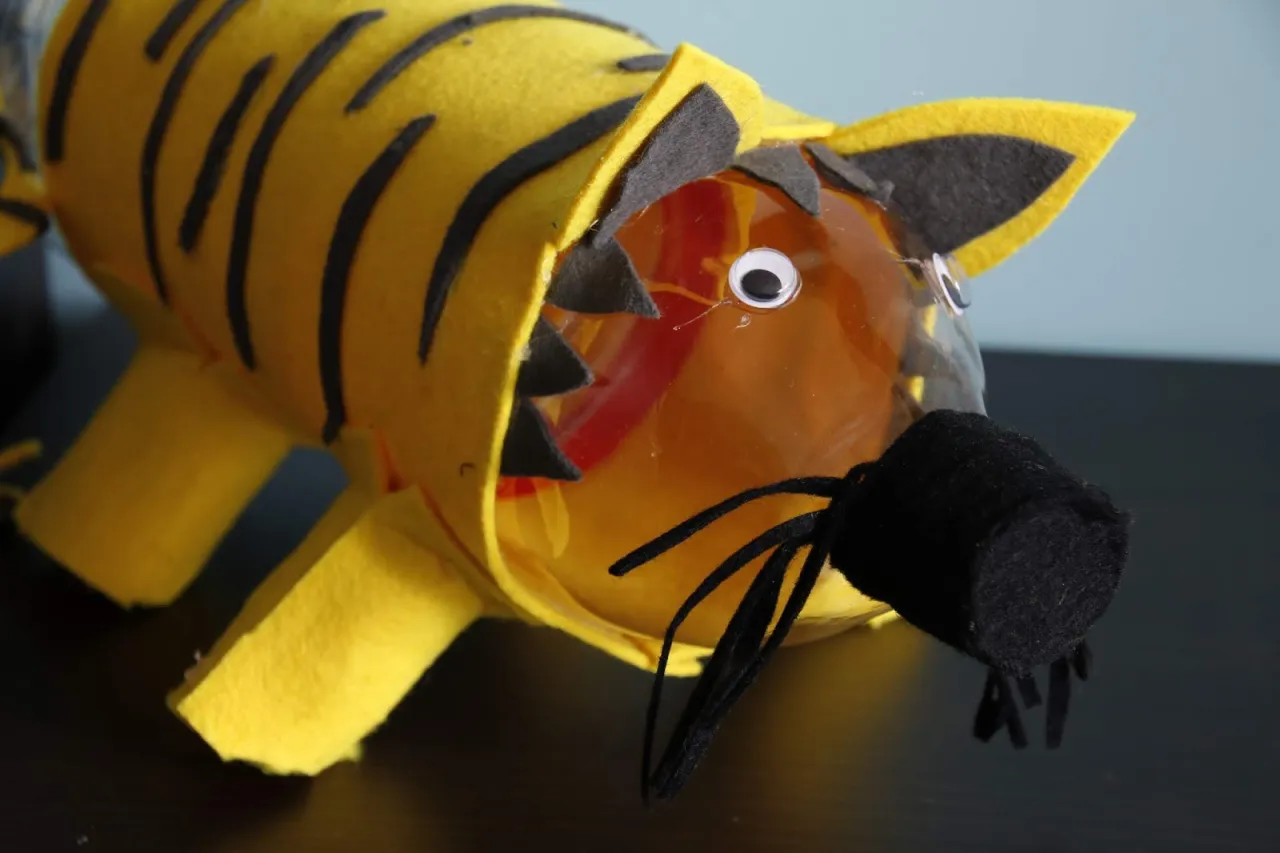 Pomysły na dekorowanie skarbonki z butelki