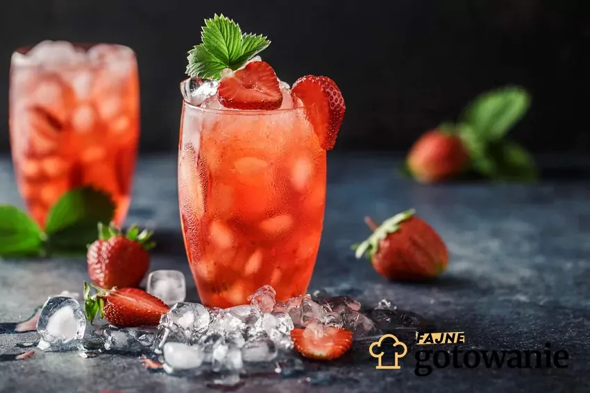 Trzy różne drinki z truskawkami w szklankach