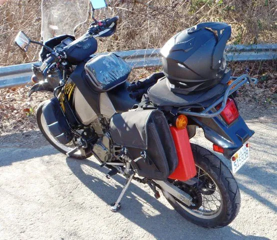 motocykl z miękkimi sakwami bez stelaża