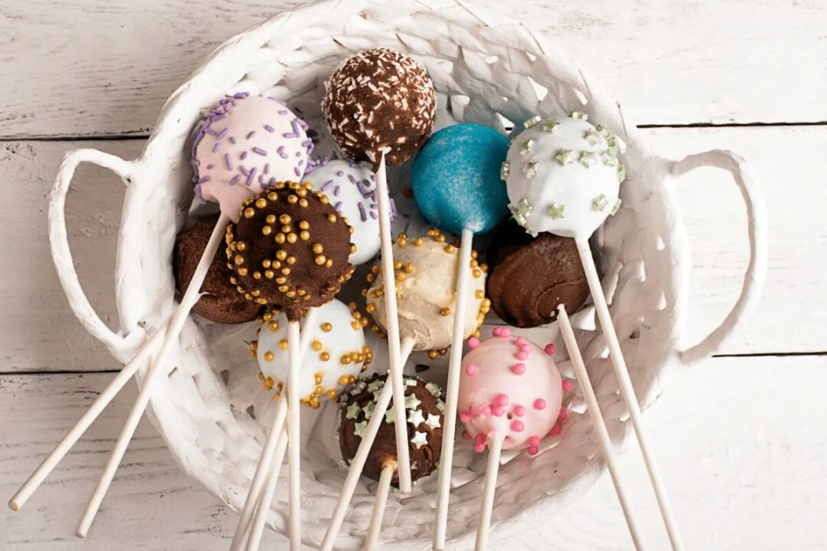 Mocowanie patyczka w cake popsie