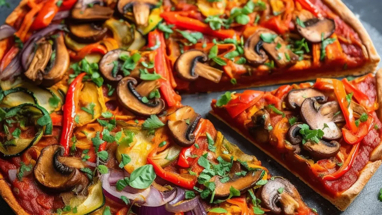 Moderne vegane Pizza mit viel Gem&uuml;se und geschmolzenem veganem K&auml;se
