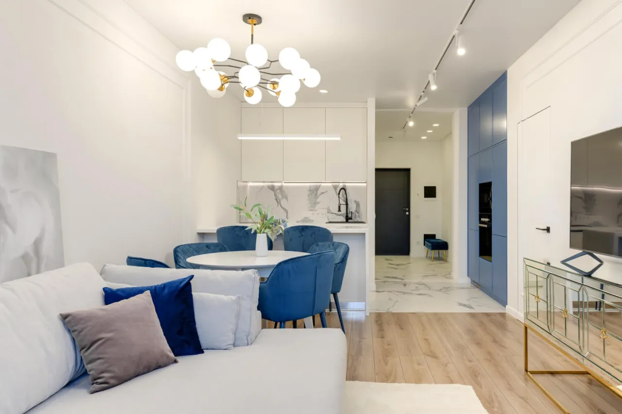 aranżacja wąskiego długiego salonu