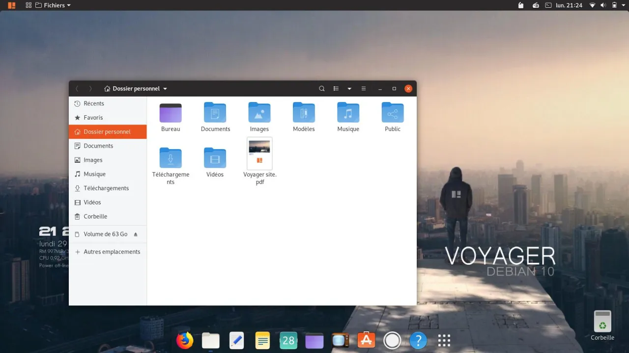Widok pulpitu z menedżerem plik&oacute;w na Debianie 10. Na ekranie widać ikonę 