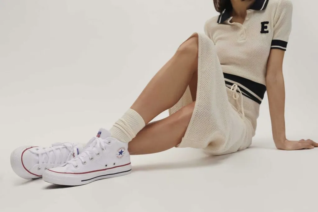 długie skarpetki i sneakersy stylizacje