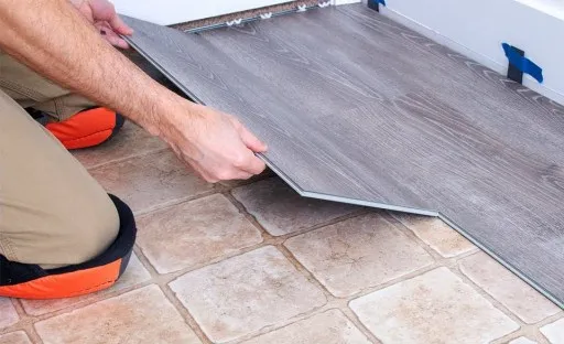 Panele winylowe na płytkach podłogowych