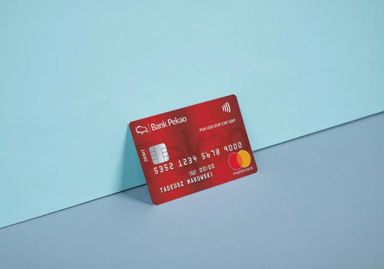 Czerwona karta debetowa Banku Pekao z danymi Tadeusza Makowskiego. Zastanawiasz się, pekao ile czeka się na kartę?
