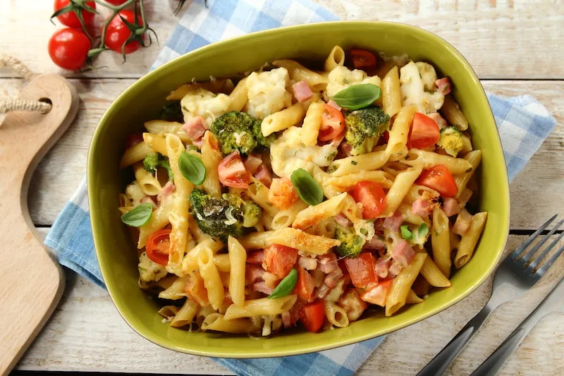 Szybka zapiekanka makaronowa wegetariańska z warzywami