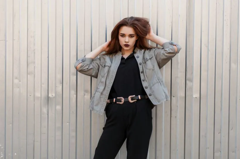 damskie stylizacje czarna koszula kolorowe wzorzyste spodnie