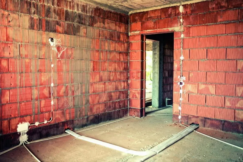 instalacja elektryczna ściana beton cegła gips