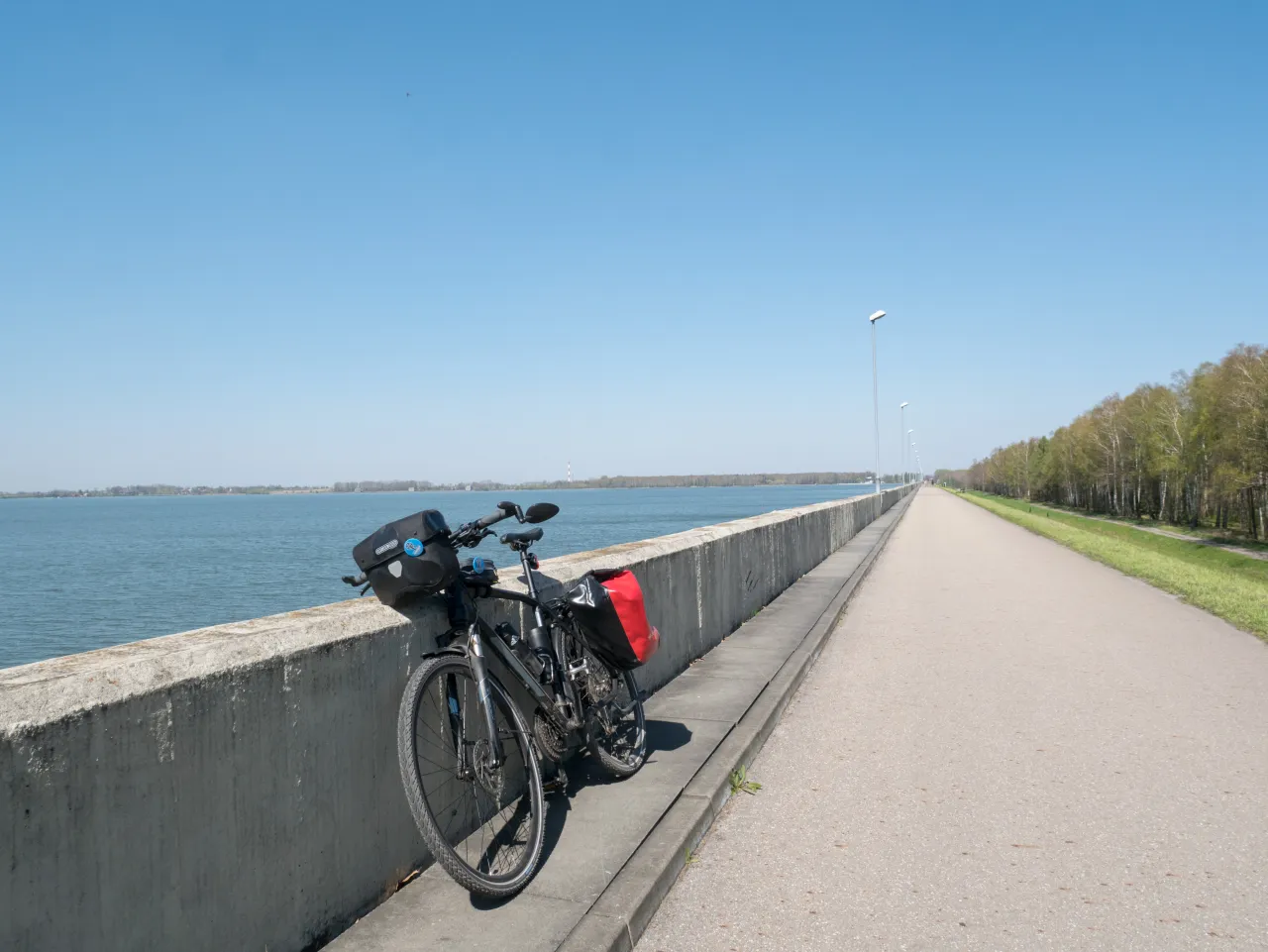 Rower z sakwami czeka na odkrywanie tras rowerowych na Śląsku wzdłuż jeziora.