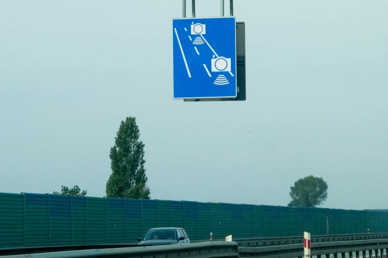 Znak D51a informuje o odcinku drogi z odcinkowym pomiarem prędkości. Uważaj na kamery!