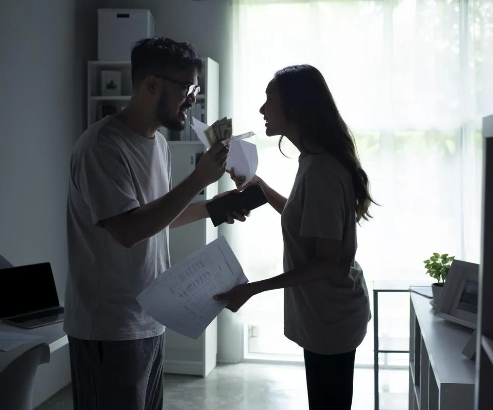 para kłócąca się w sądzie