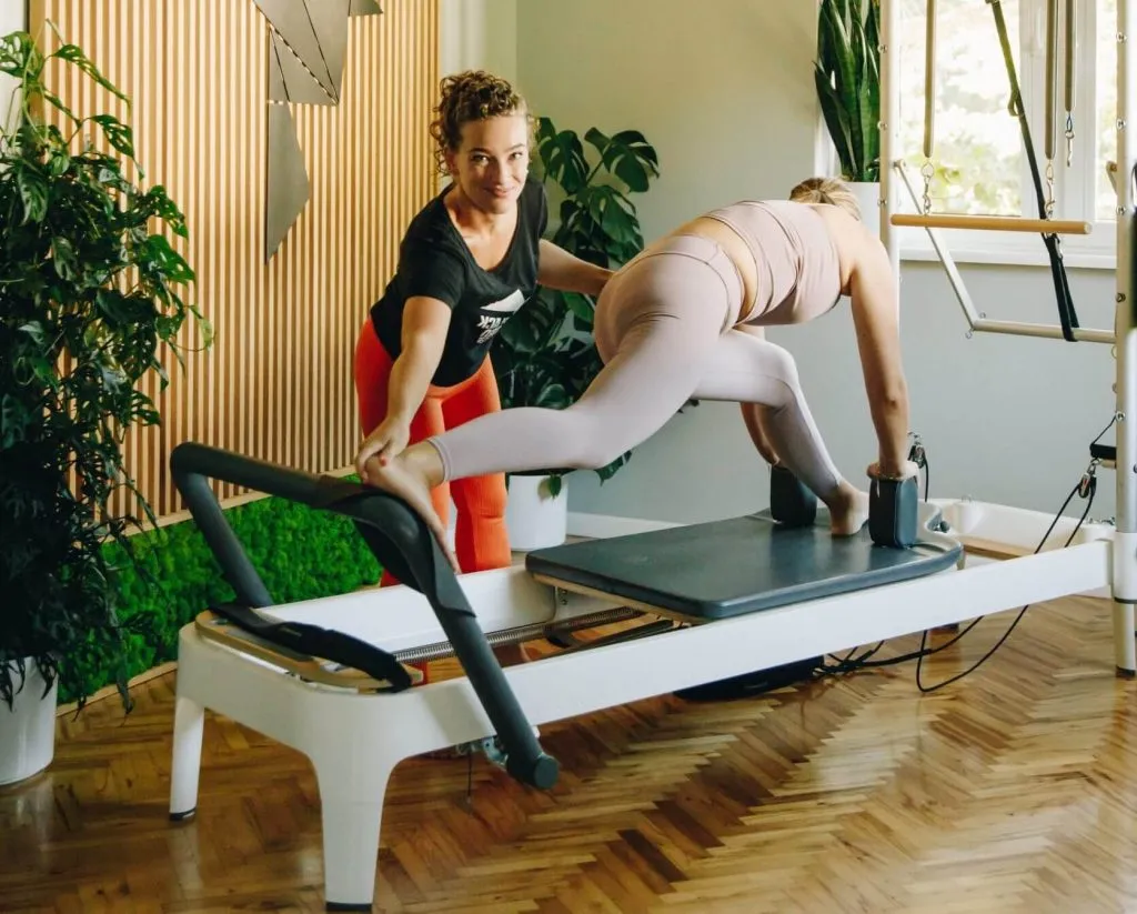pilates na macie vs pilates na reformerze, różnice w ćwiczeniach