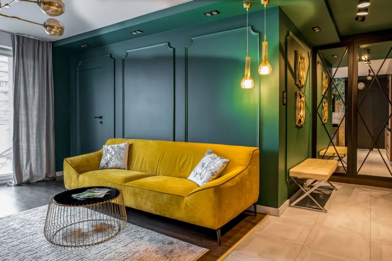 lamele ścienne nad sofą, zielona ściana salon, sztukateria nowoczesny salon