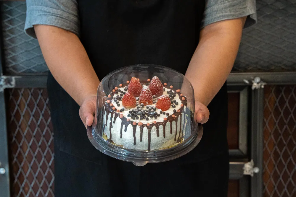 uszkodzony tort w transporcie