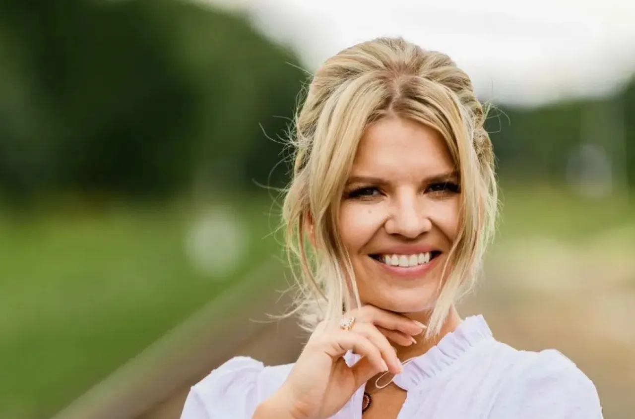 Uśmiechnięta prowadząca 